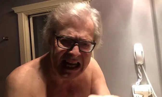 Sgarbi contro le ispezioni in aeroporto: "Avete rotto"