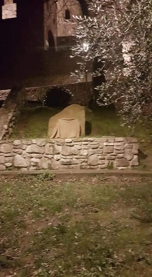 Il sindaco del Pd fa coprire la targa dedicata all'ispettore Raciti