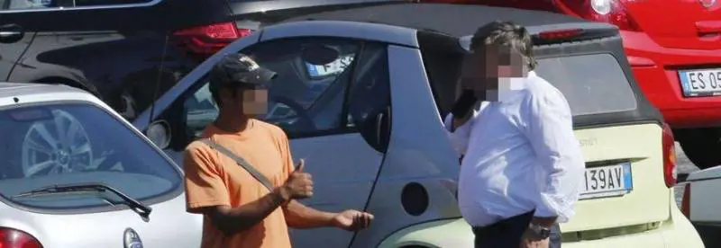 Gli affari d’oro dei parcheggiatori abusivi: a Natale incasseranno 6 milioni di euro