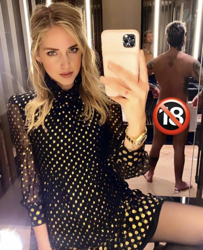 Photobombing di Fedez nudo ma la Ferragni fa una gaffe: "Vietato ai minori di 18 in che senso?"