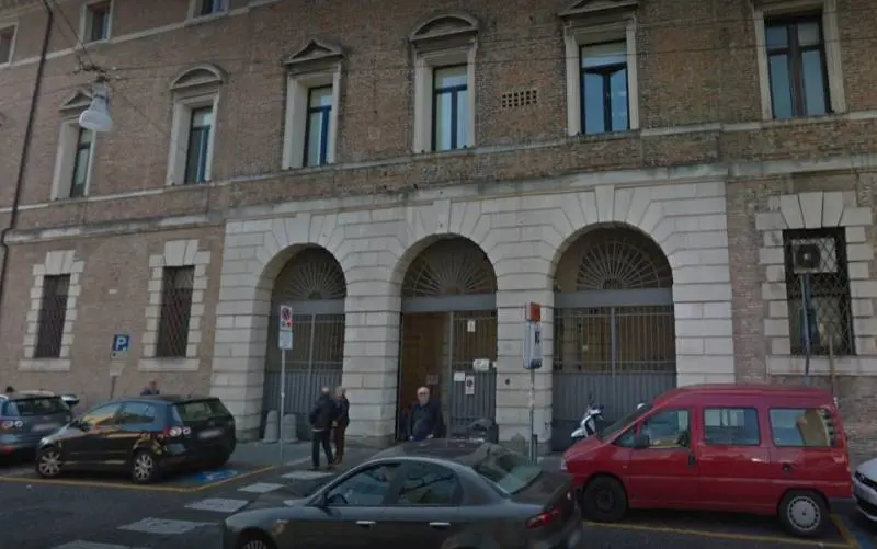 Il bebè piange troppo, la madre lo scuote forte e lo manda in coma