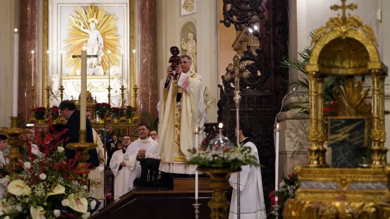 Il don fa politica anche in chiesa: invita ad accogliere con Gesù nero