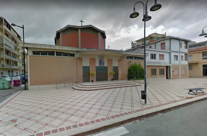 La furia di tre nigeriani dopo la cena alla Caritas: 40enne preso a bottigliate