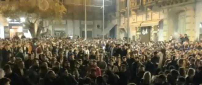 Rissa in piazza a Giugliano alla vigilia di Natale: diversi i feriti