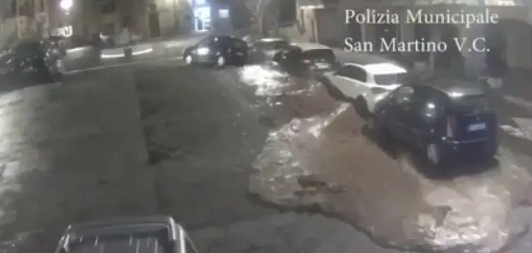 Avellino, il fiume interrato 'scoppia' e solleva la piazza
