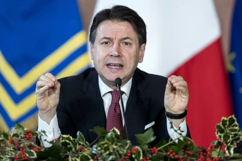 Adesso Conte spalanca le porte "Abbiamo bisogno di migranti"