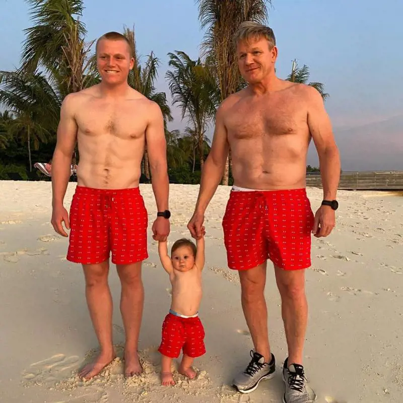 Bicipiti e figli, così Gordon Ramsay si gode le feste