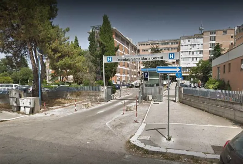 Nigeriano non vuole aspettare il turno: semina il panico al pronto soccorso