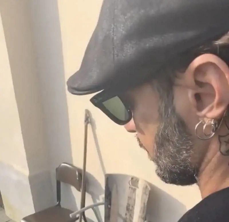 Fabrizio Corona cambia look e torna sui social