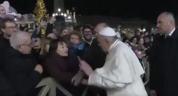 Lo schiaffo e le scuse, pure il Papa si arrabbia: "Io un cattivo esempio"