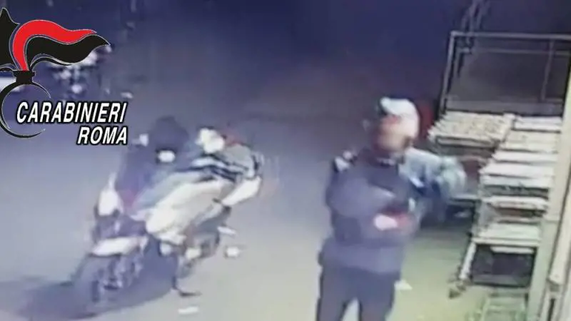 Evade dai domiciliari e rapina un supermercato con due complici