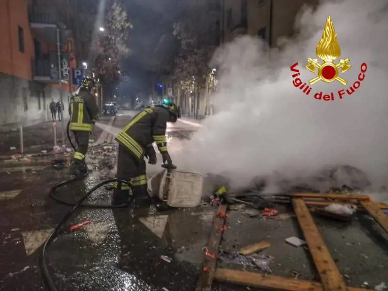 Via Gola, caposquadra dei vigili: "Quella notte in 5 contro 100"