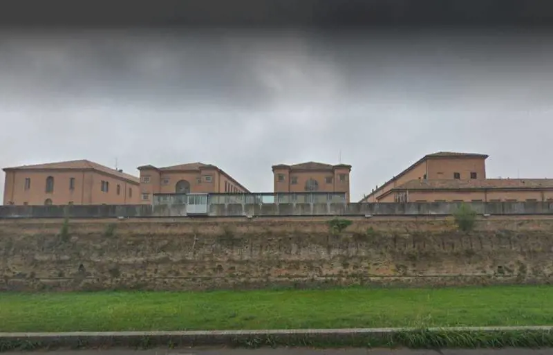Forlì, detenuto nigeriano tenta di strangolare un agente