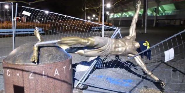 Malmo, abbattuta la statua di Ibrahimovic