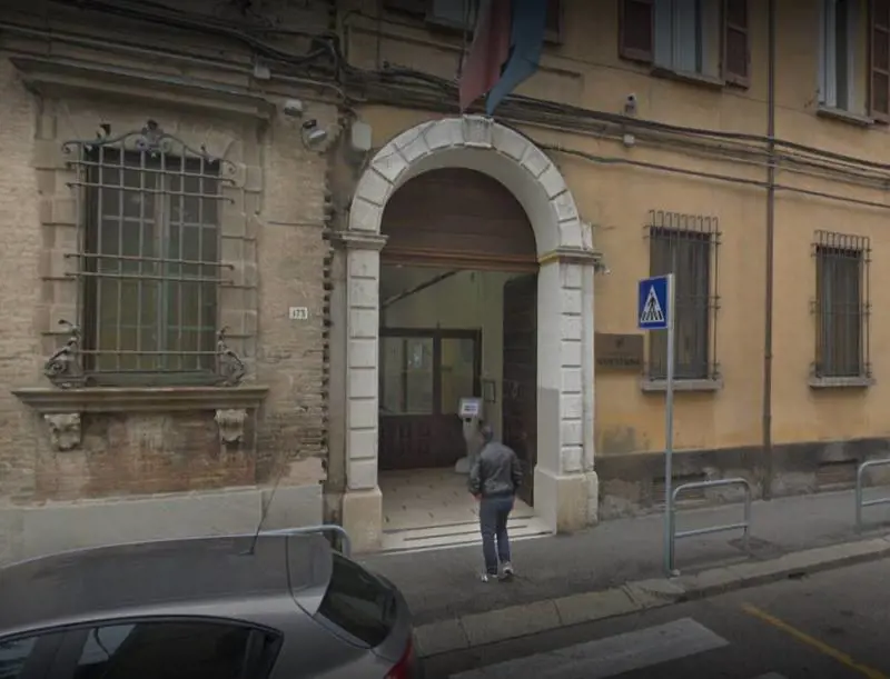 Straniero entra in una casa e abusa sessualmente di ragazzo autistico