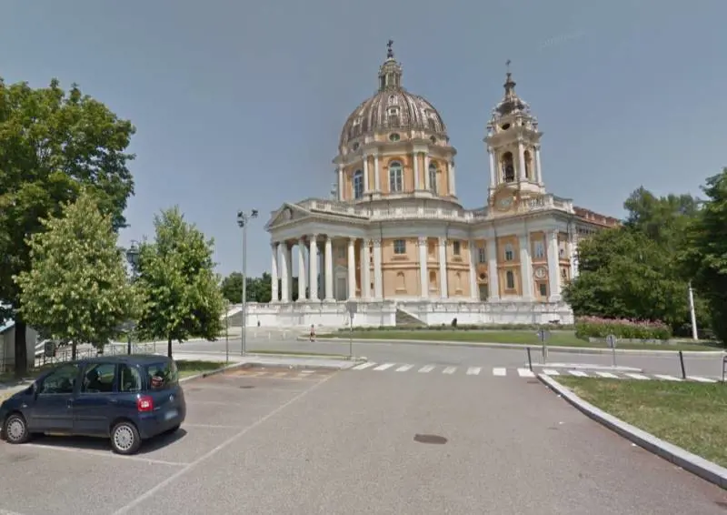 Torino, sinti colti a rubare nelle auto tentano di investire militare