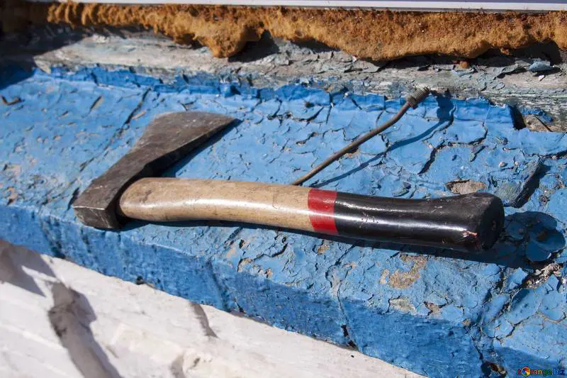 Caserta, aggredisce la moglie e i poliziotti con un’ascia: arrestato 41enne