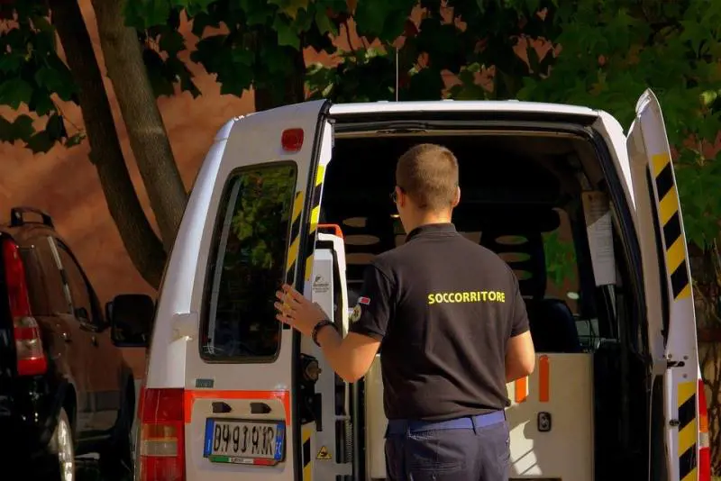 Lancio di oggetti contro ambulanza: sesta aggressione a medici in poche ore a 