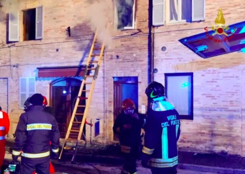 Fermo, abitazione va a fuoco: muore una bambina
