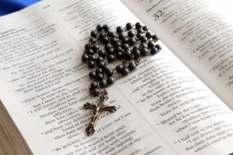 Lo accoltellò per il crocifisso. Condannato: "È odio religioso"