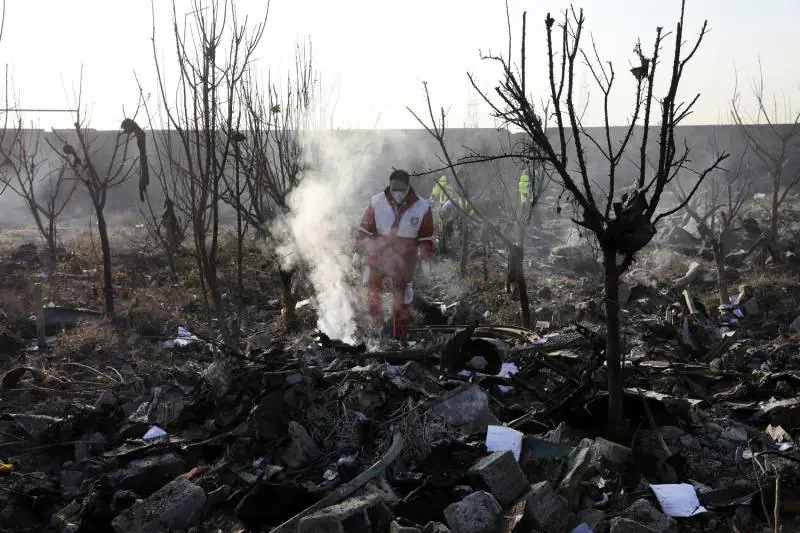 Iran, giallo sull’aereo precipitato. Tv saudita: “Abbattuto da un missile”