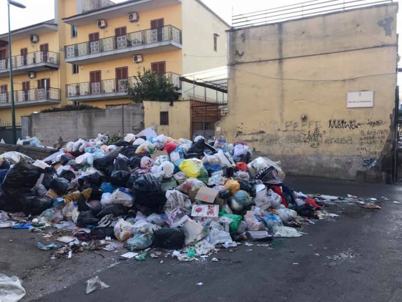 Nella foto di un residente, Marco Ferruzzi, uno dei cumuli di rifiuti che invadono, a Napoli, il quartiere Barra