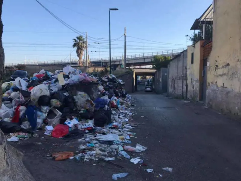 Nella foto di un residente, Marco Ferruzzi, uno dei cumuli di rifiuti che invadono, a Napoli, il quartiere Barra