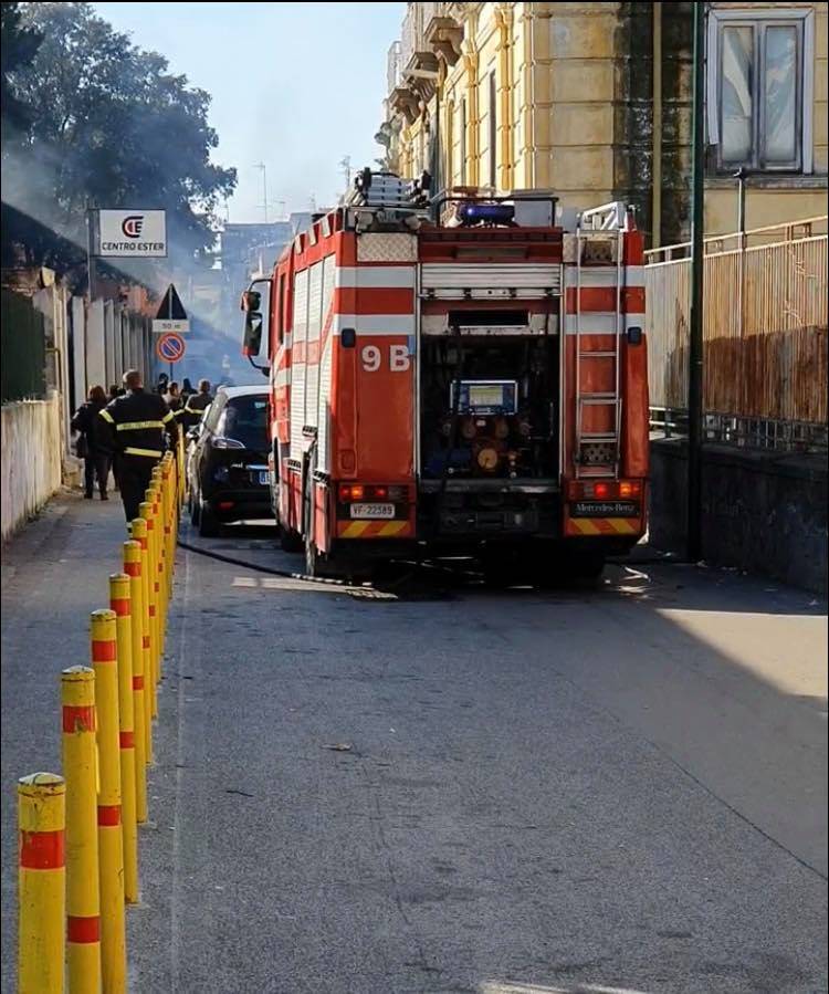 Nella foto di un residente i vigili del fuoco in via Giambattista Vela, a Napoli, per spegnere un incendio di cumuli di spazzatura non raccolta
