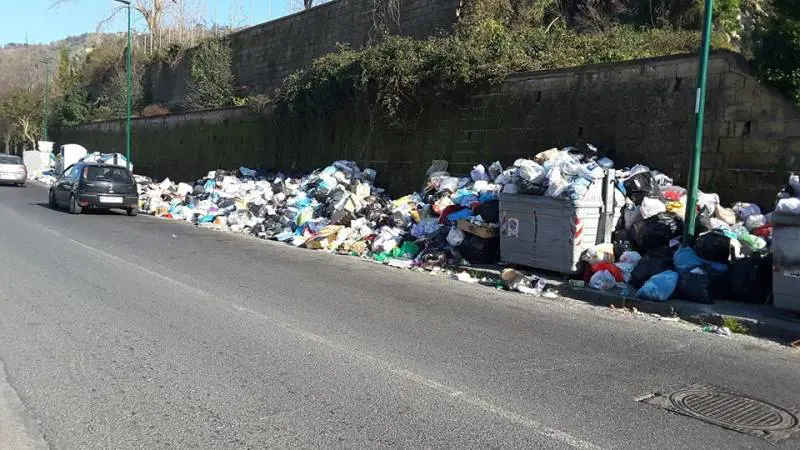 Nella foto di un residente uno dei cumuli di rifiuti che invadono, a Napoli, il quartiere Pianura