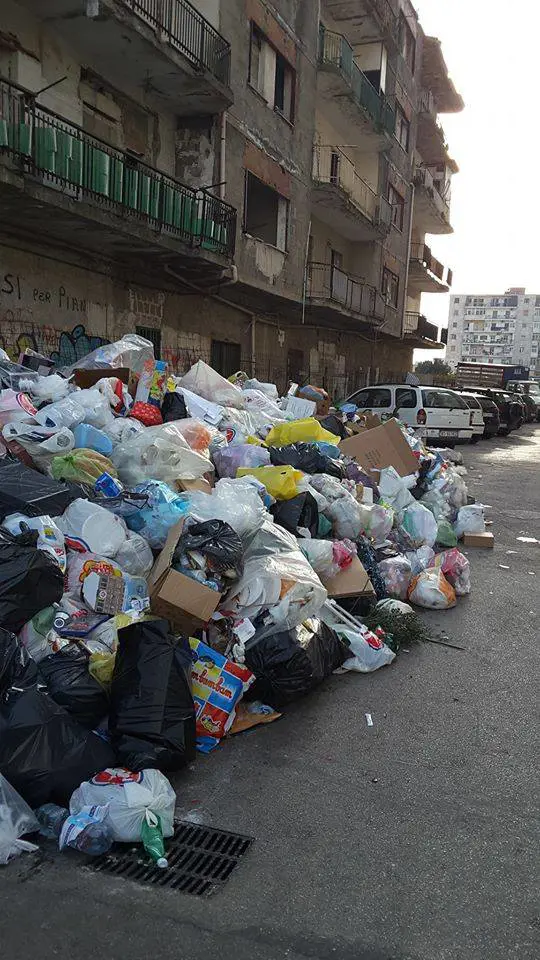 Nella foto di un residente uno dei cumuli di rifiuti che invadono, a Napoli, il quartiere Pianura