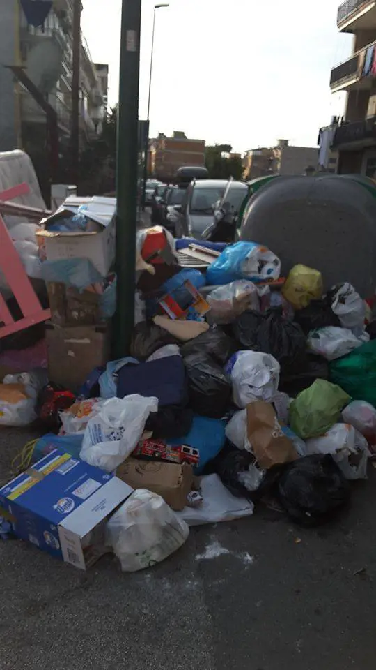 Nella foto di un residente uno dei cumuli di rifiuti che invadono, a Napoli, il quartiere Pianura