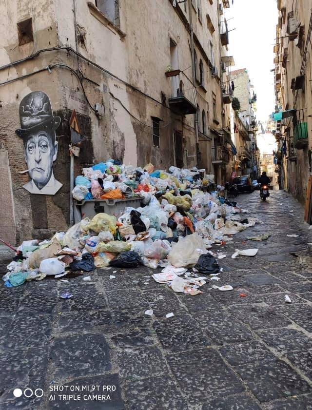 Nella foto di un residente, Diego Barretta, il cumulo di rifiuti rimasto per 4 giorni sotto la casa di Totò