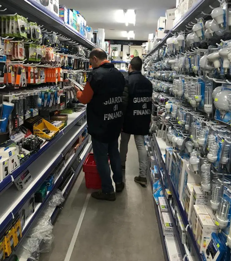 Prodotti non conformi alla sicurezza: maxi sequestro delle fiamme gialle