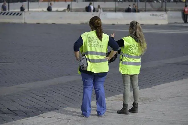 Vigili urbani romani in felpa e jeans, l'ira della Lamorgese