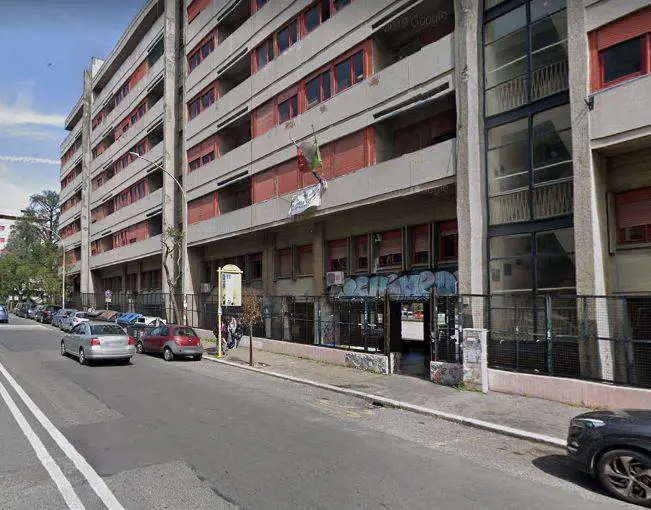 La caldaia è rotta e a scuola ci sono 10 gradi, gli studenti in classe con coperte e plaid