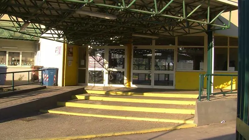 "Ci sono topi nella scuola". Il degrado senza fine in città