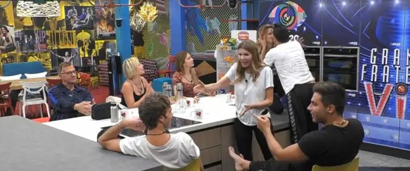 Il primo bacio del Gf Vip 4 è tra Pago e Adriana Volpe