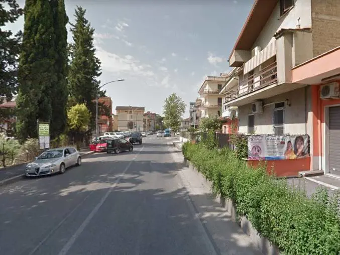 Incidente a Guidonia, donna ubriaca investe pedone e si schianta