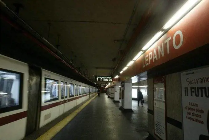Lepanto, con una pistola nella stazione metro: fermata una donna