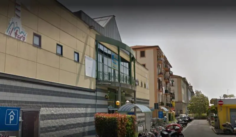 La Spezia, magrebino aggredisce una donna e la afferra per il collo
