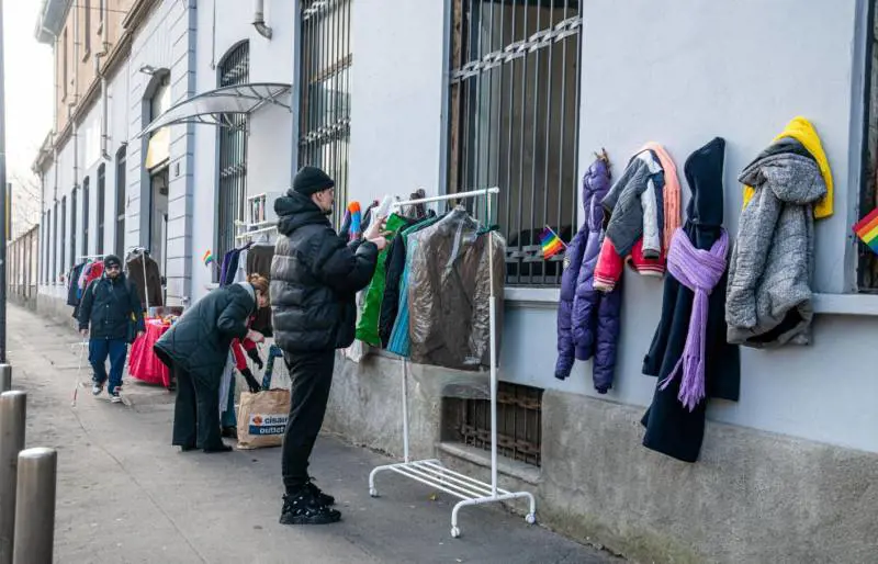Rom si fingono ucraini al mercatino abusivo