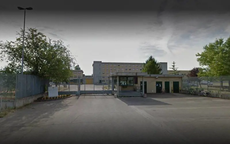 Otto agenti per bloccare la furia del detenuto nigeriano: 2 finiscono in ospedale