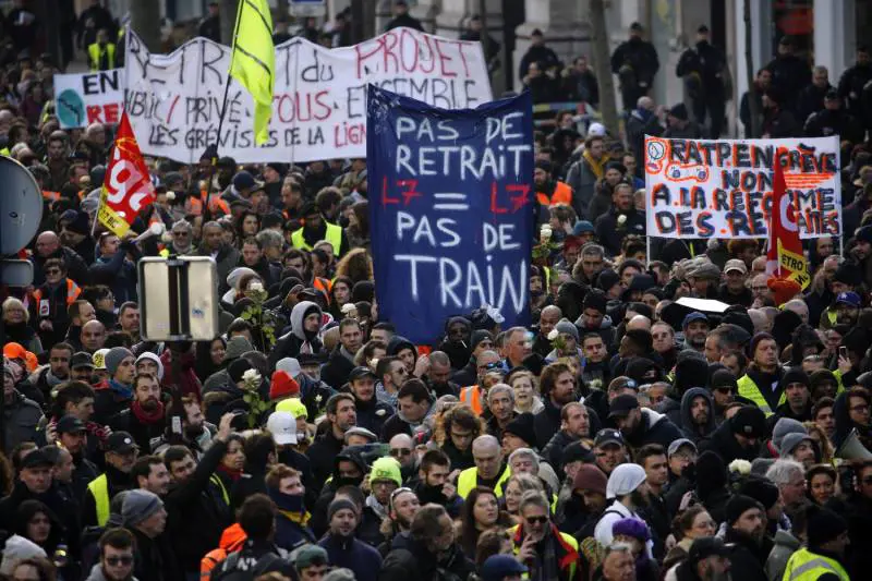 Francia, il premier Philippe: "Sulle pensioni andremo fino in fondo"