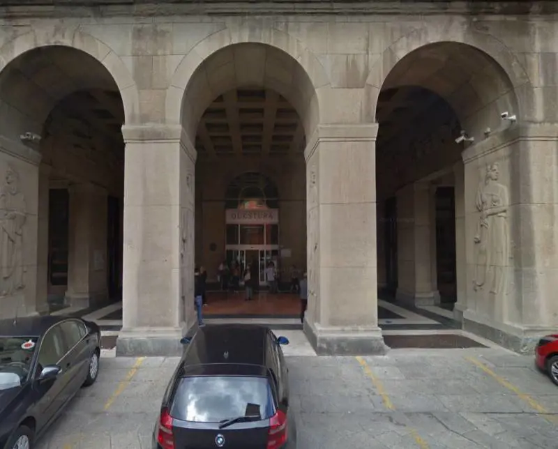 Bologna, marocchino segue donna nel palazzo e si cala i pantaloni