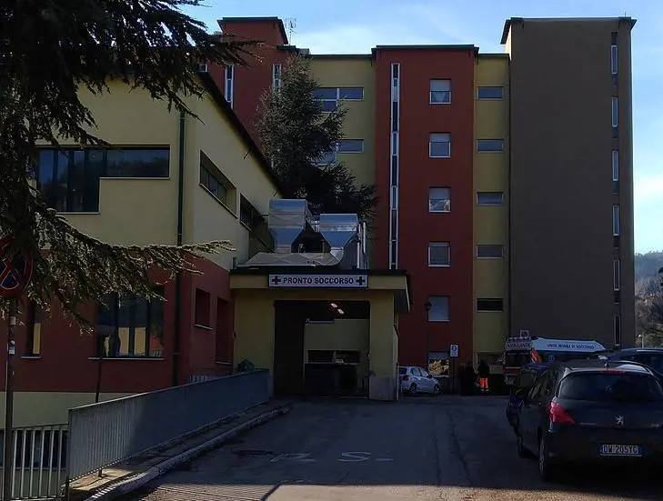Alatri, nigeriano molesta pazienti e distrugge porta dell'ospedale