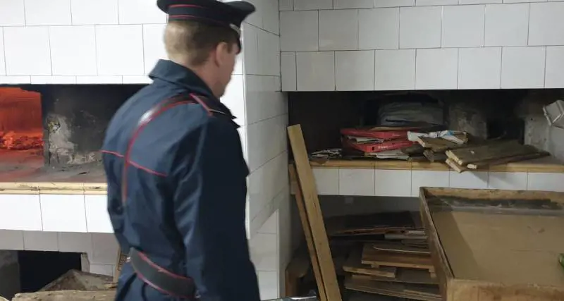 Cibo nella sporcizia e poi venduto: raffica di sequestri a Napoli 