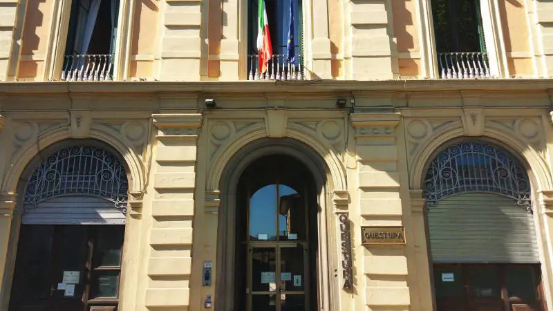 Lucca, badante straniera picchia 89enne poi si scaglia contro agenti