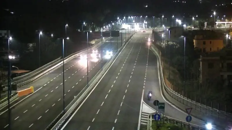 Carovana di scooter contromano in tangenziale, identificati 7 giovani