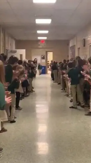 Bimbo sconfigge leucemia e torna a scuola: accolto da una standing ovation