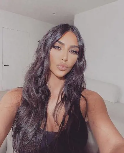  Kim Kardashian, esplosiva in monokini metallico